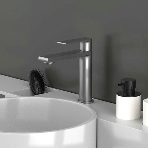 Смеситель Vincea VBF-1V1GM Vogue для раковины, вороненая сталь